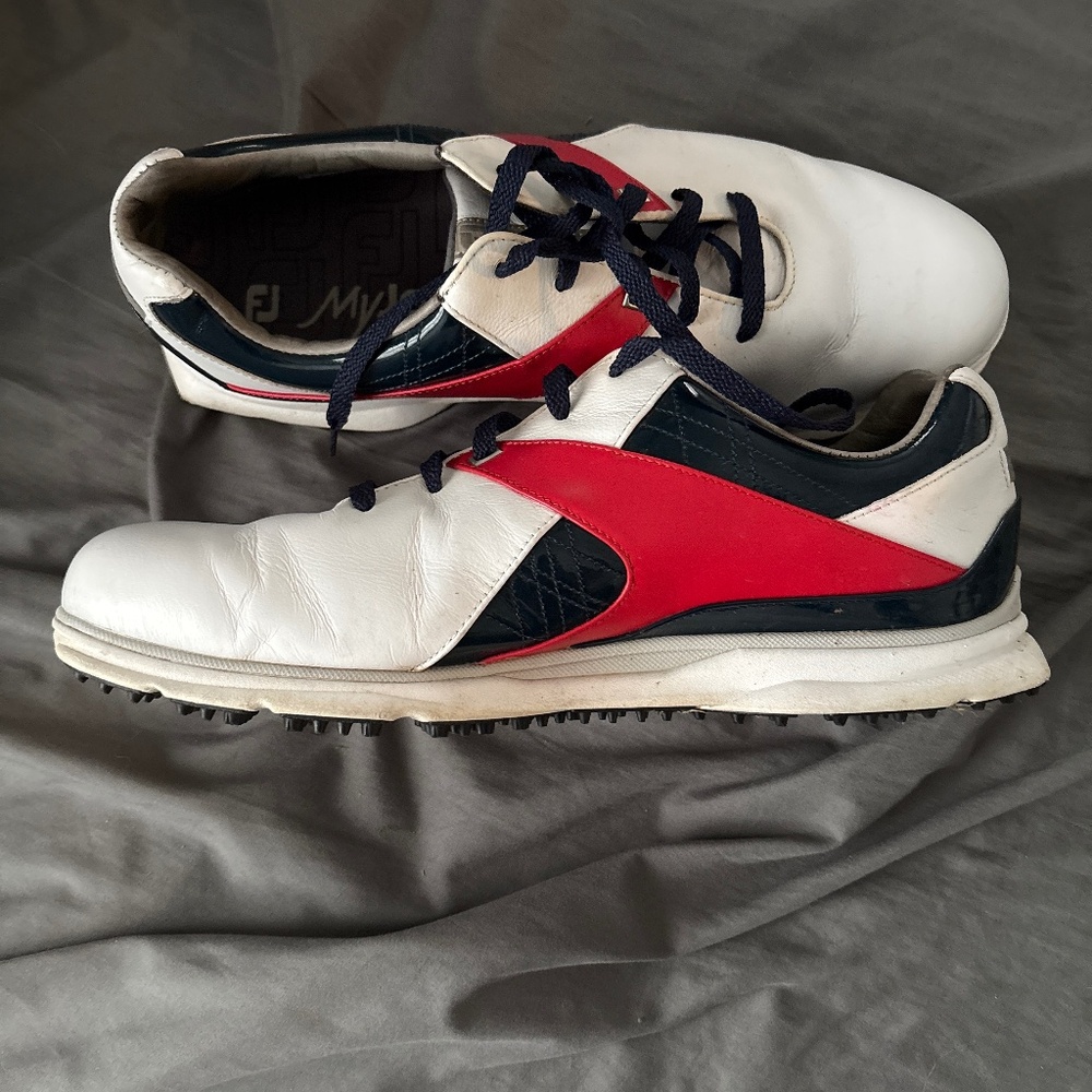 Golf shoes